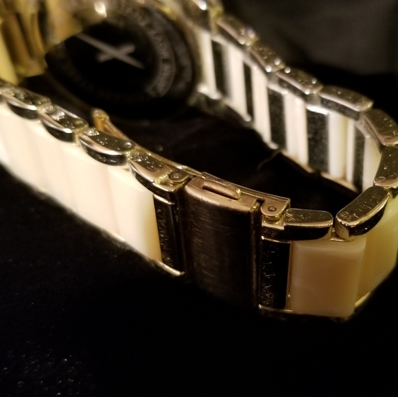 Ladies Fashion Watch - Picture 5 of 5